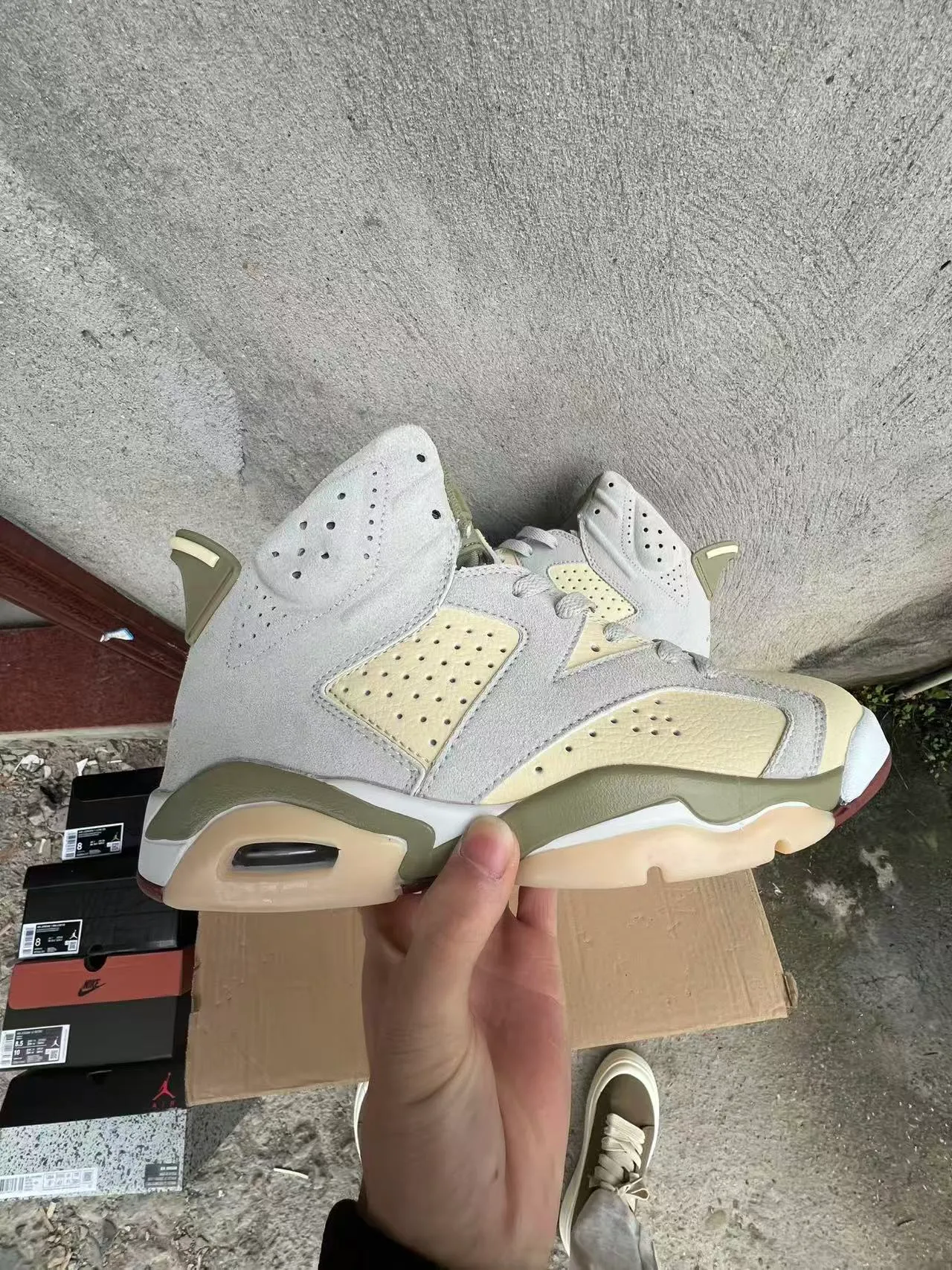 Air Jordan বেইজ এবং আর্মি গ্রিন হাই-টপ সুয়েড ও চামড়ার প্যানেলযুক্ত বাস্কেটবল জুতো 7