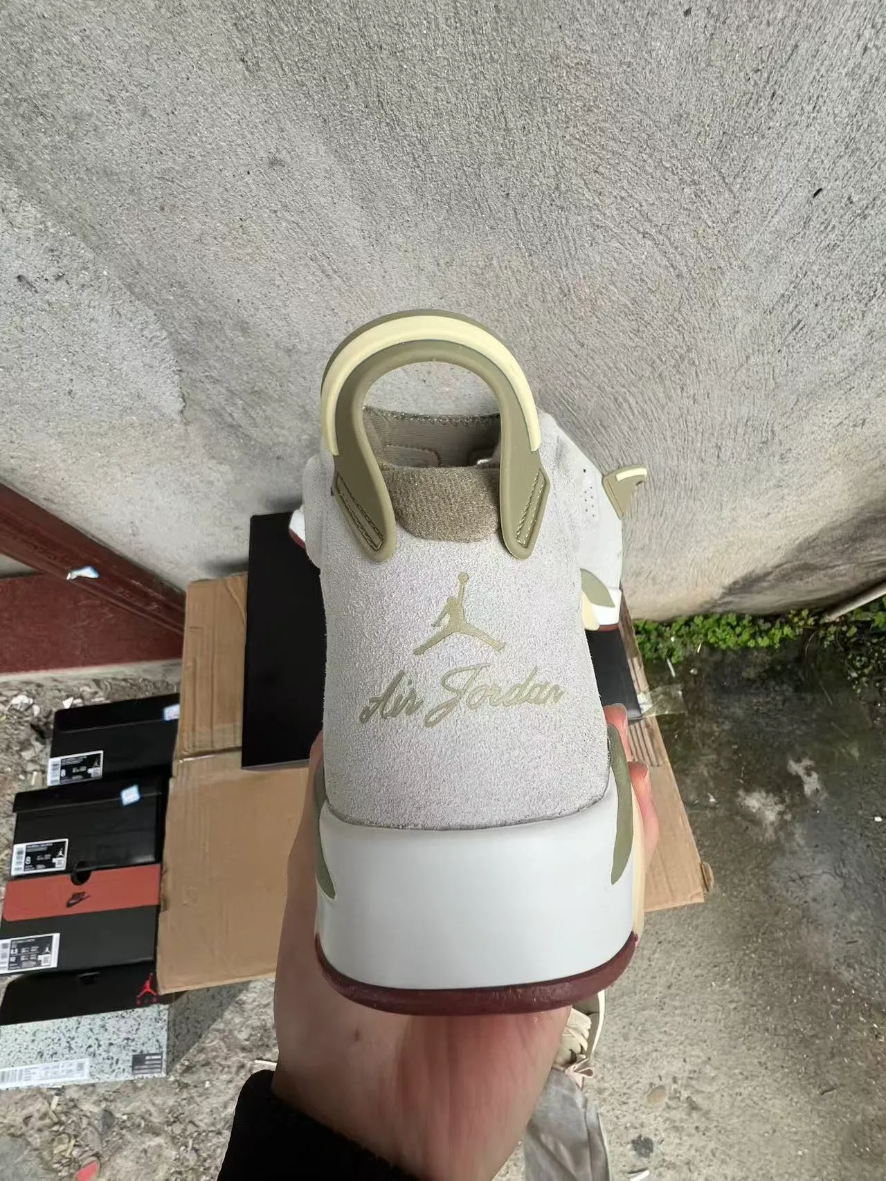 Air Jordan বেইজ এবং আর্মি গ্রিন হাই-টপ সুয়েড ও চামড়ার প্যানেলযুক্ত বাস্কেটবল জুতো 8