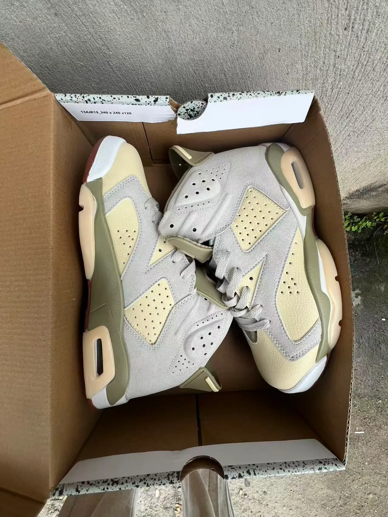 Air Jordan বেইজ এবং আর্মি গ্রিন হাই-টপ সুয়েড ও চামড়ার প্যানেলযুক্ত বাস্কেটবল জুতো 9