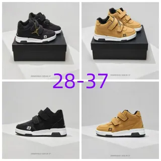 Tênis lifestyle Air Jordan preto e bege com fecho de tira de velcro e contraforte moldado