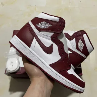 Tênis de basquete cano alto com cabedal de couro Air Jordan bordô e branco