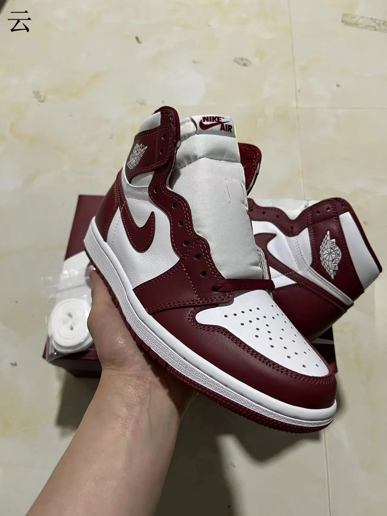 Zapatillas de baloncesto de caña alta con parte superior de cuero Air Jordan en burdeos y blanco 2