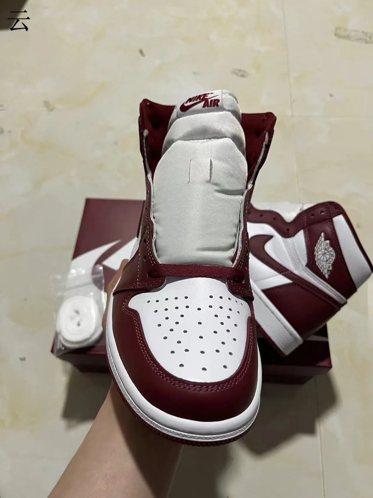 Zapatillas de baloncesto de caña alta con parte superior de cuero Air Jordan en burdeos y blanco 3