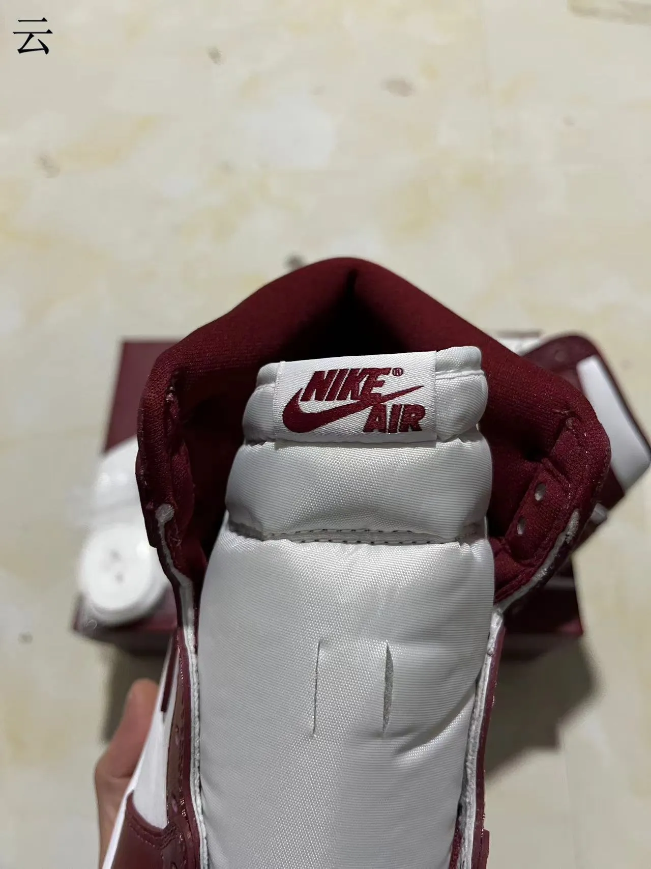 Zapatillas de baloncesto de caña alta con parte superior de cuero Air Jordan en burdeos y blanco 4