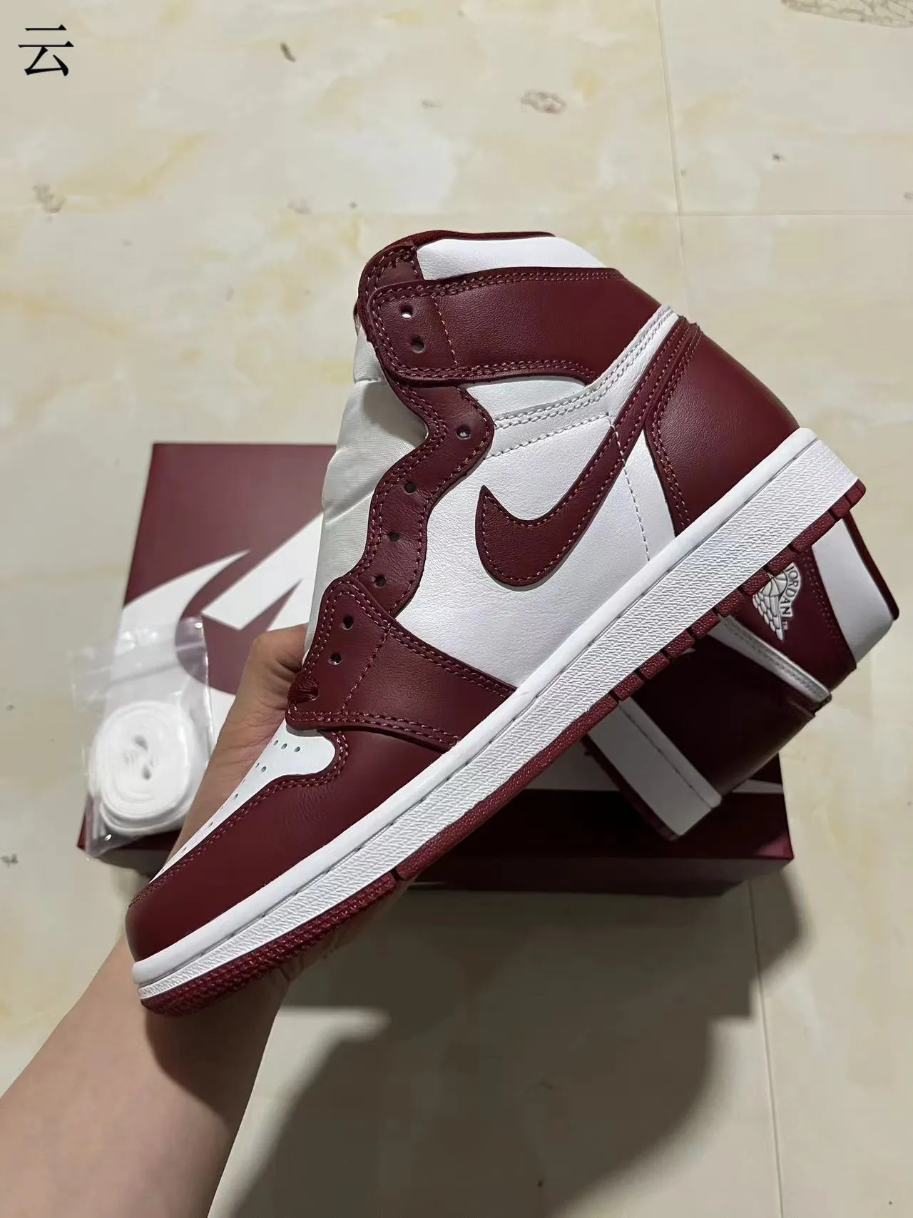 Zapatillas de baloncesto de caña alta con parte superior de cuero Air Jordan en burdeos y blanco 5
