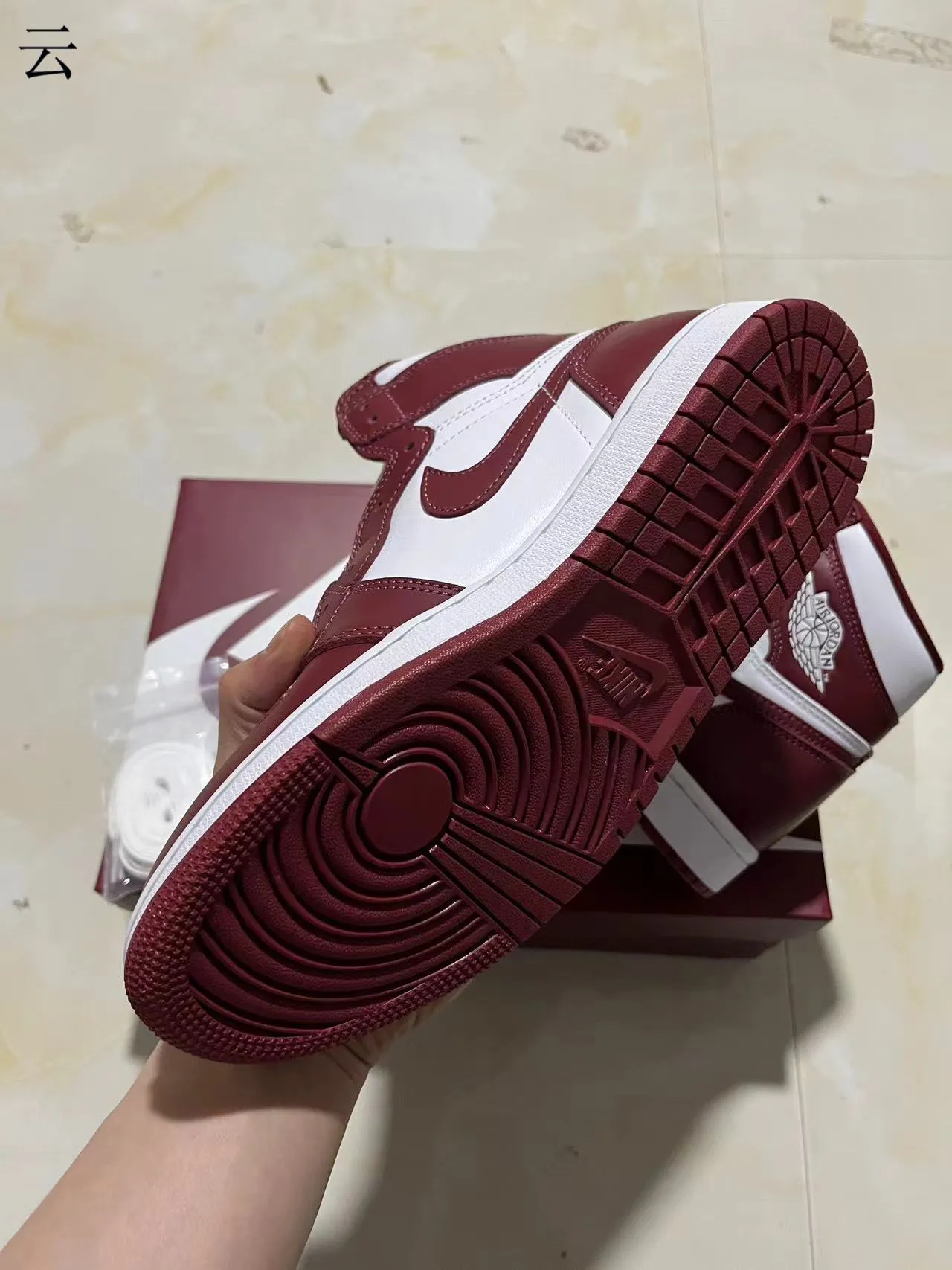 Zapatillas de baloncesto de caña alta con parte superior de cuero Air Jordan en burdeos y blanco 6