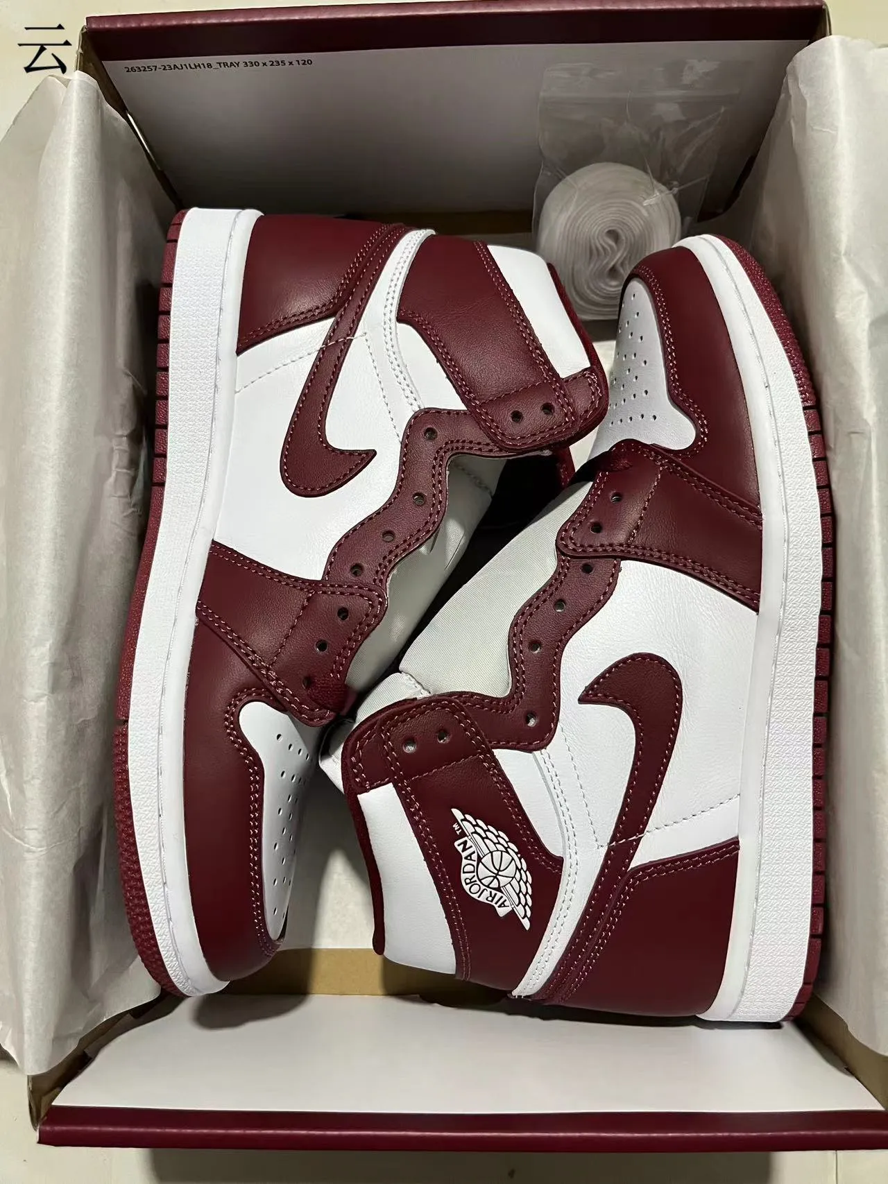 Zapatillas de baloncesto de caña alta con parte superior de cuero Air Jordan en burdeos y blanco 10