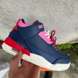 Tênis de basquete de cano alto Air Jordan com cabedal de couro e mesh azul-marinho e rosa