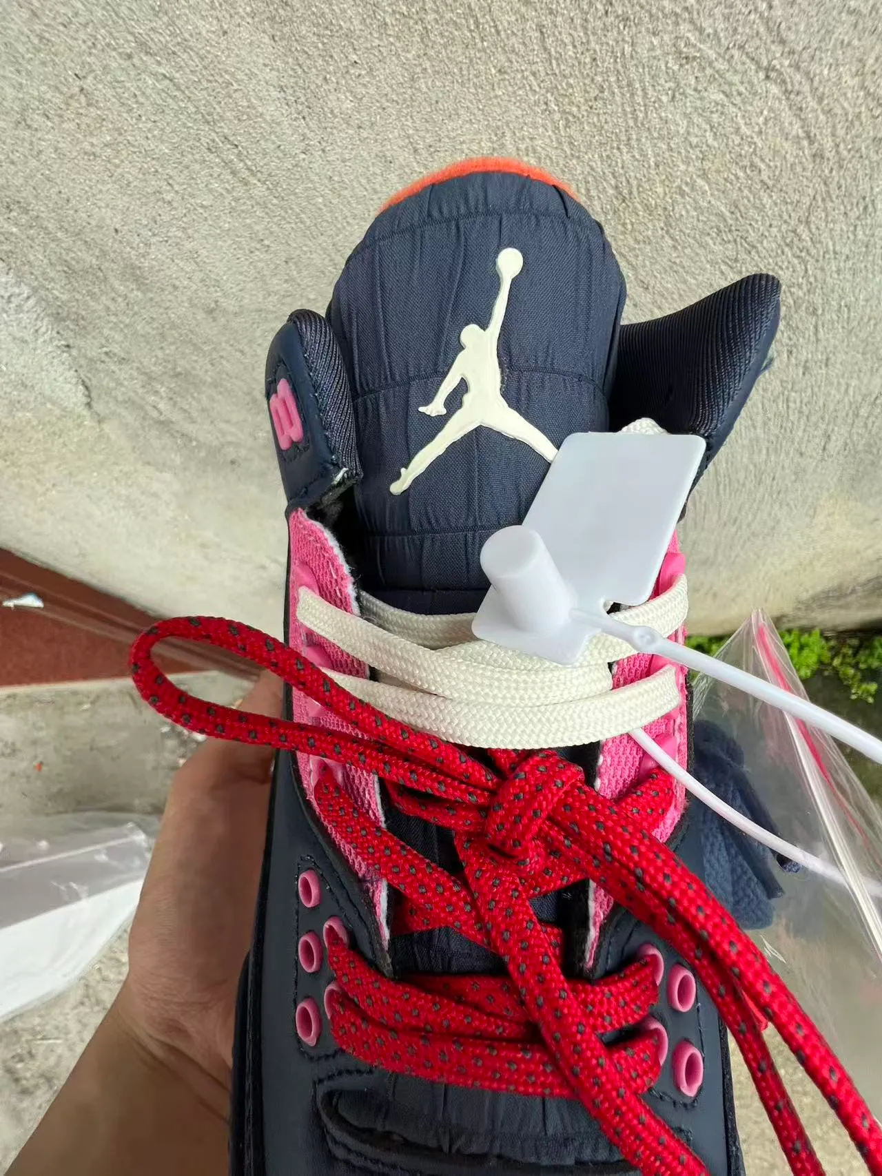 Zapatillas de baloncesto de caña alta Air Jordan con parte superior de piel y malla en azul marino y rosa 4