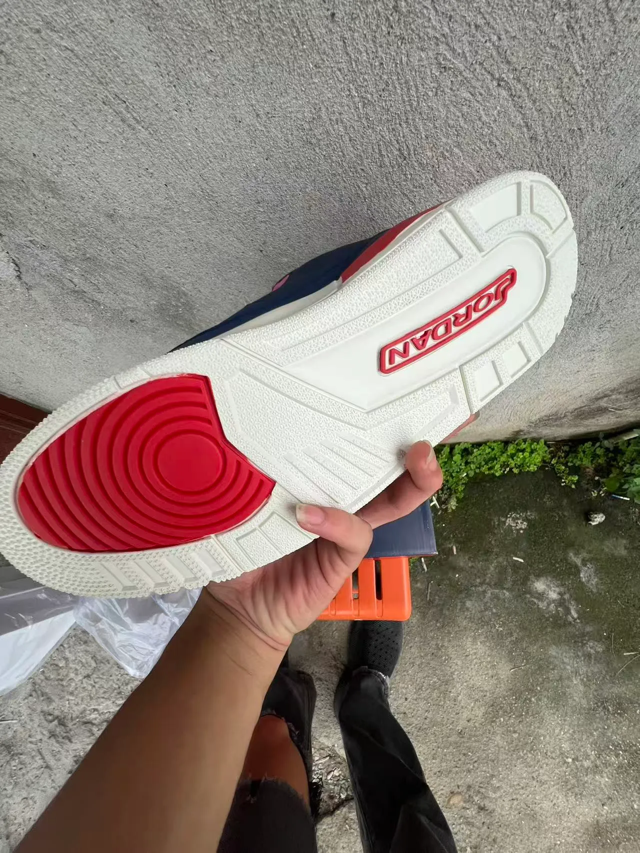 Zapatillas de baloncesto de caña alta Air Jordan con parte superior de piel y malla en azul marino y rosa 6