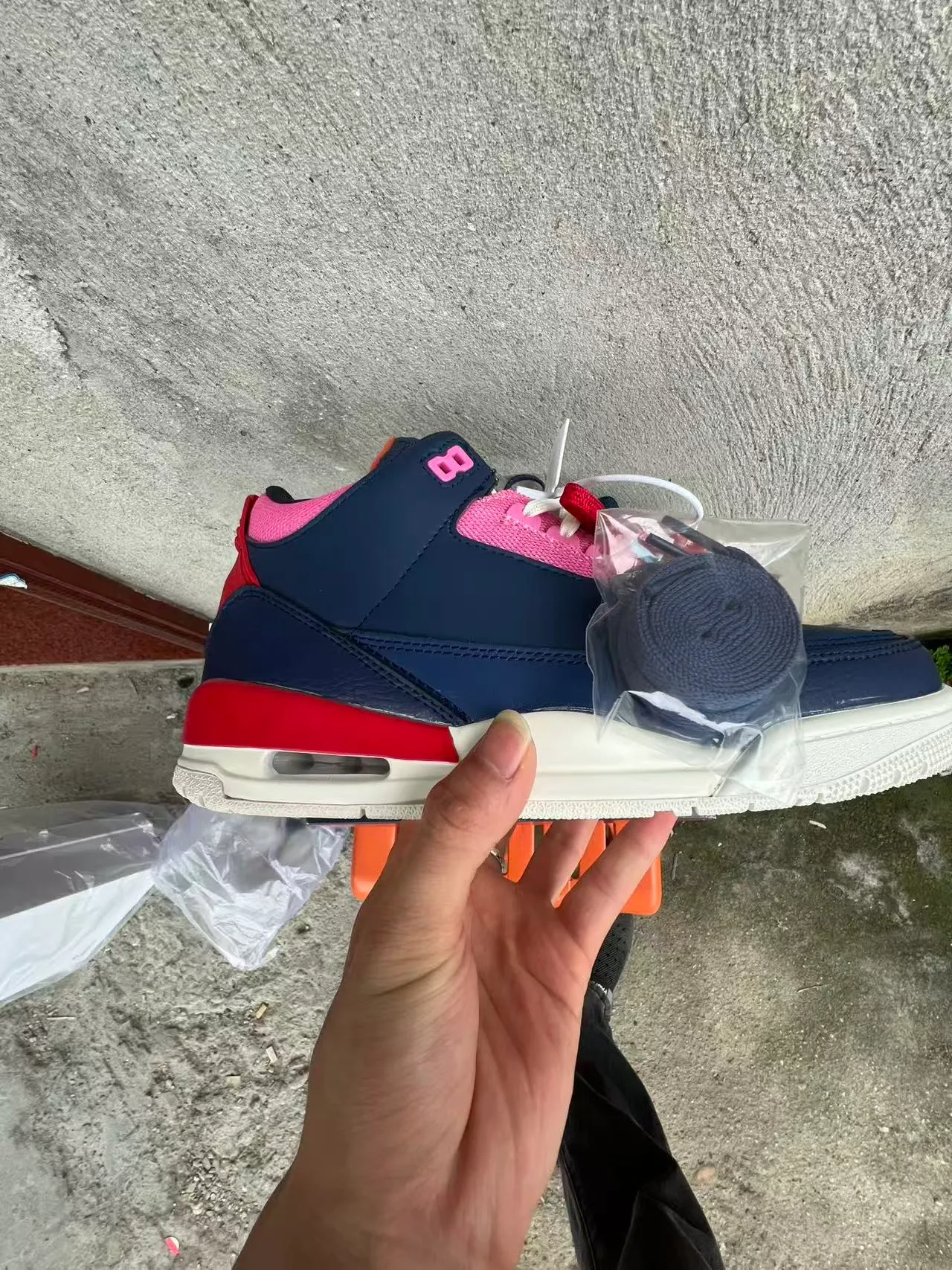 Zapatillas de baloncesto de caña alta Air Jordan con parte superior de piel y malla en azul marino y rosa 7
