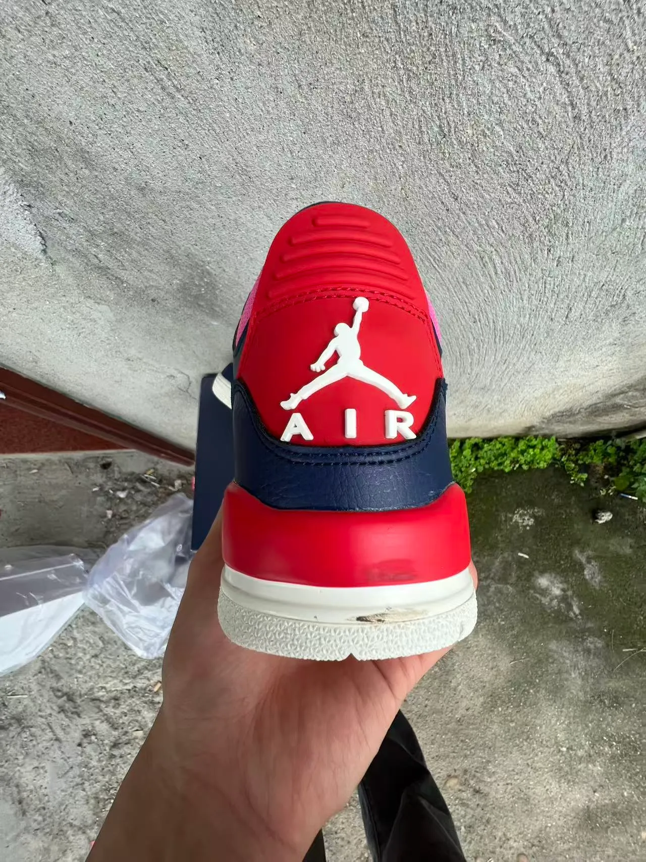 Zapatillas de baloncesto de caña alta Air Jordan con parte superior de piel y malla en azul marino y rosa 8
