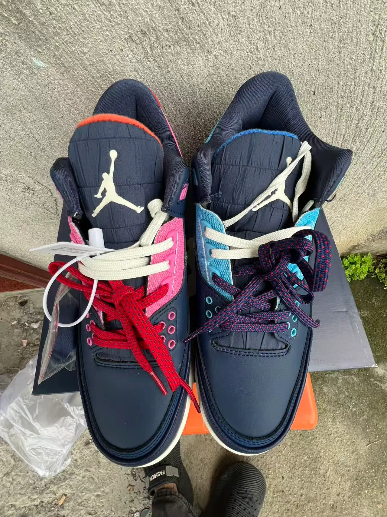 Zapatillas de baloncesto de caña alta Air Jordan con parte superior de piel y malla en azul marino y rosa 9