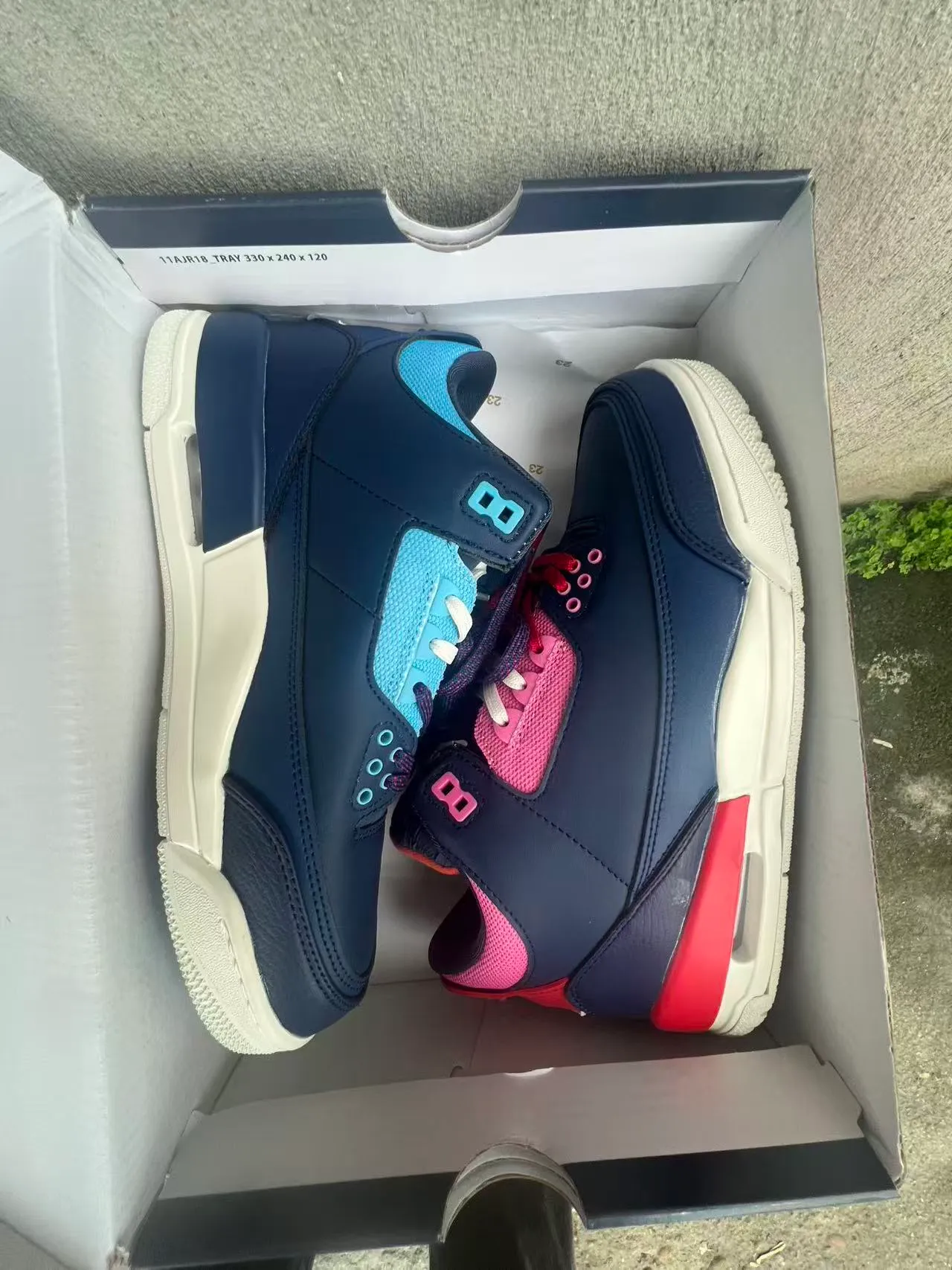 Zapatillas de baloncesto de caña alta Air Jordan con parte superior de piel y malla en azul marino y rosa 10