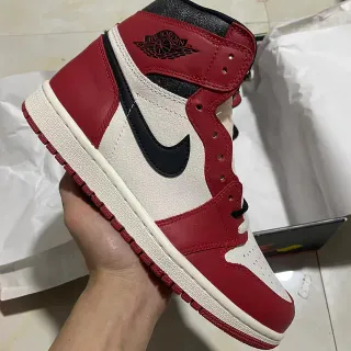 Tênis de basquete de cano alto com painéis de couro Air Jordan vermelho e preto