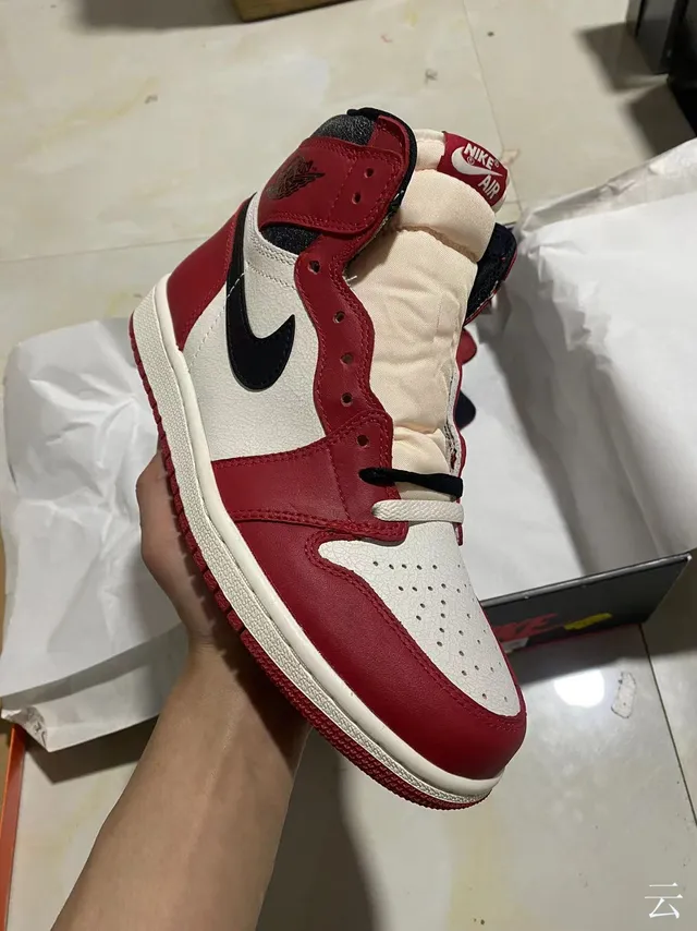 حذاء كرة السلة عالي الرقبة بألواح جلدية باللونين الأحمر والأسود من Air Jordan 2