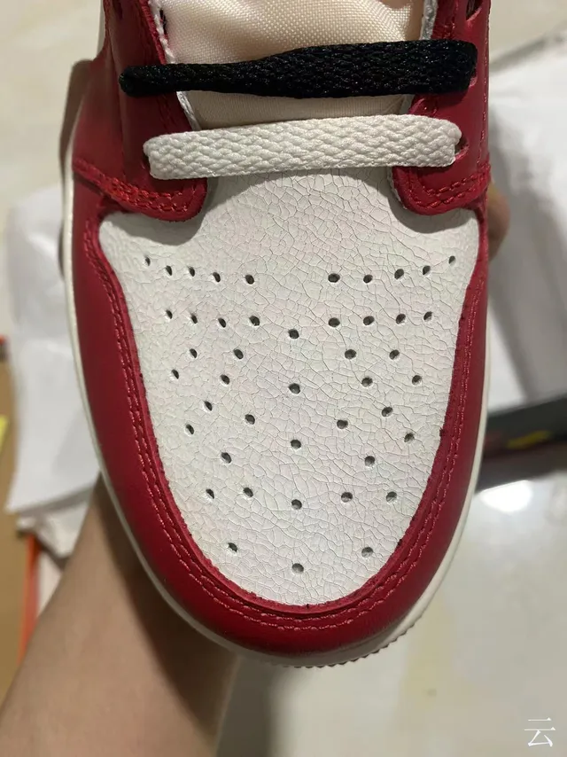 حذاء كرة السلة عالي الرقبة بألواح جلدية باللونين الأحمر والأسود من Air Jordan 3