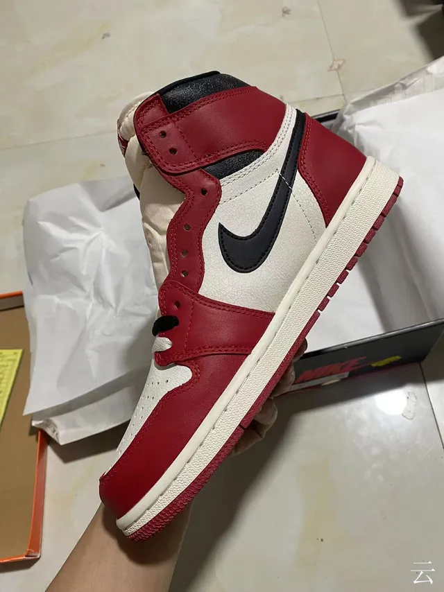 حذاء كرة السلة عالي الرقبة بألواح جلدية باللونين الأحمر والأسود من Air Jordan 4