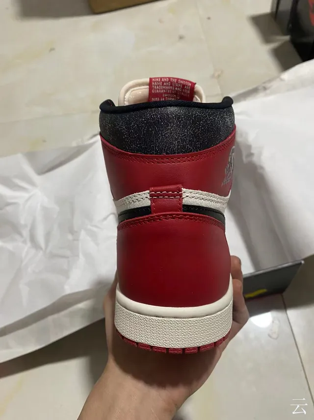 حذاء كرة السلة عالي الرقبة بألواح جلدية باللونين الأحمر والأسود من Air Jordan 6