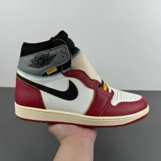 Zapatillas de baloncesto Air Jordan de caña alta con paneles de cuero en rojo y blanco