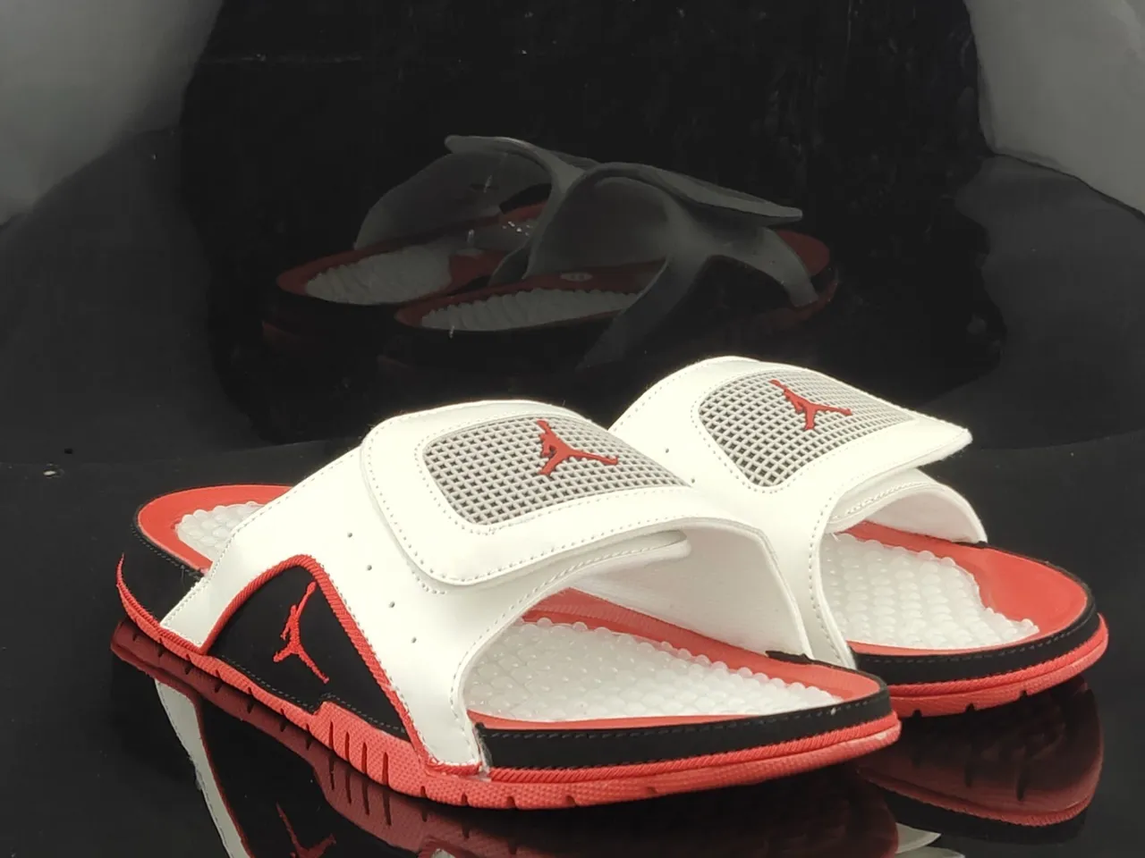 Claquettes Air Jordan Slide blanc noir rouge 4