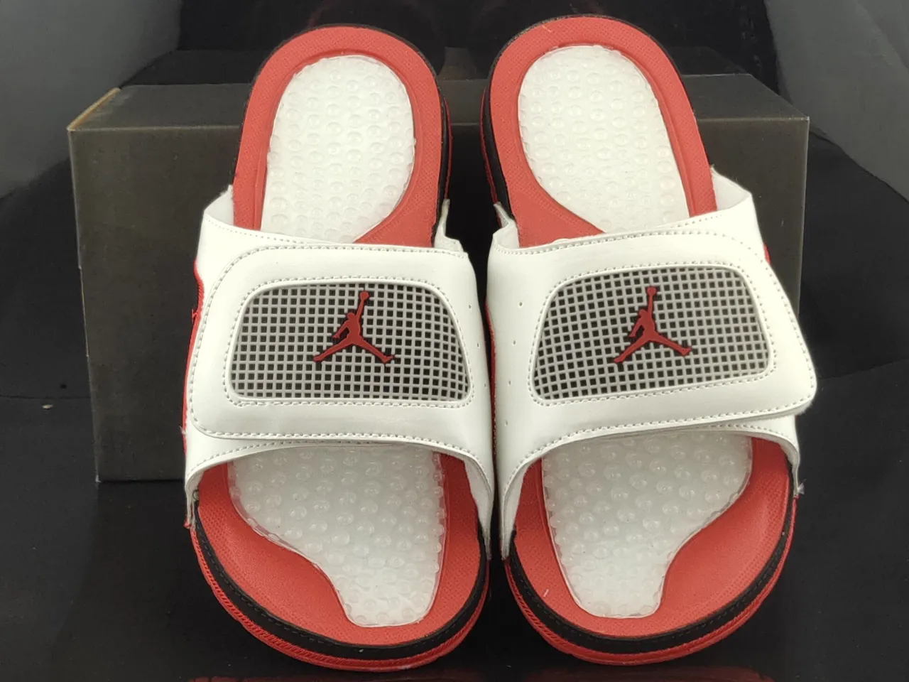 Claquettes Air Jordan Slide blanc noir rouge 5