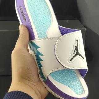 Chinelos Air Jordan Slide branco, roxo e verde-azulado com palmilha pod