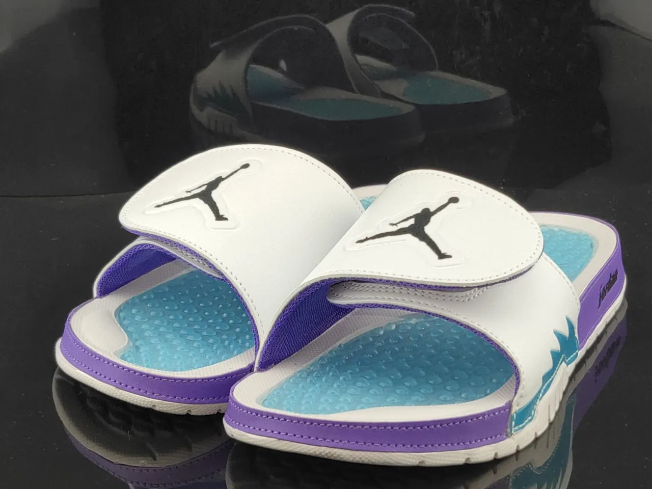 شبشب Air Jordan Slide أبيض وبنفسجي وأزرق مخضر بنعل داخلي مقبب 2