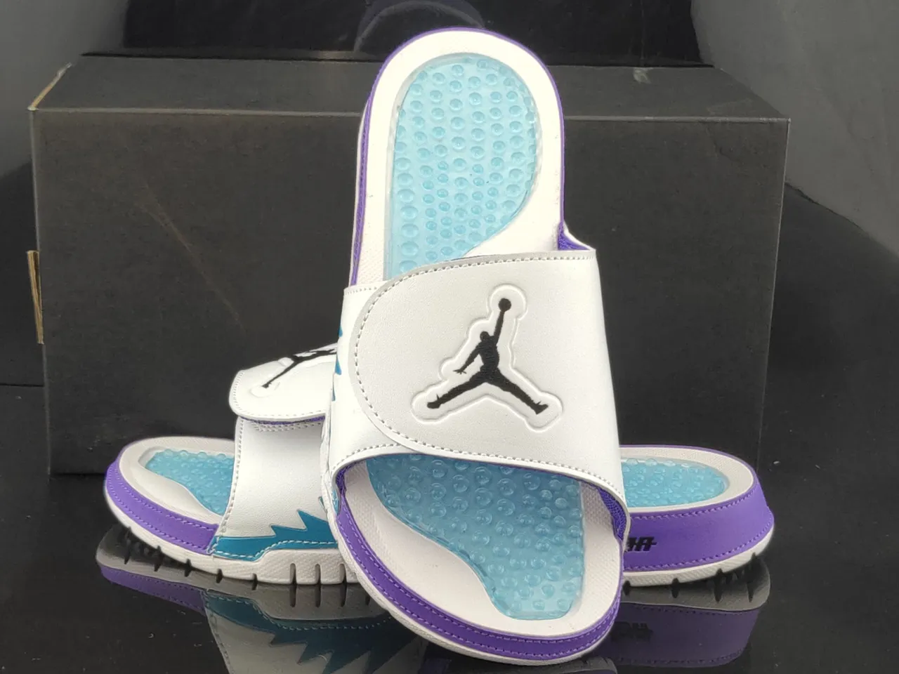 شبشب Air Jordan Slide أبيض وبنفسجي وأزرق مخضر بنعل داخلي مقبب 3