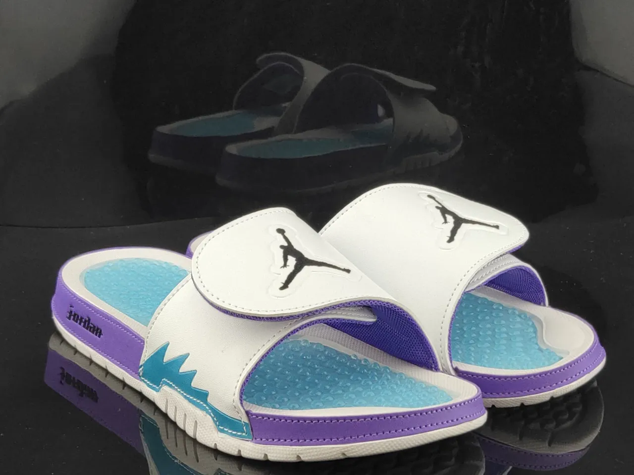 شبشب Air Jordan Slide أبيض وبنفسجي وأزرق مخضر بنعل داخلي مقبب 4