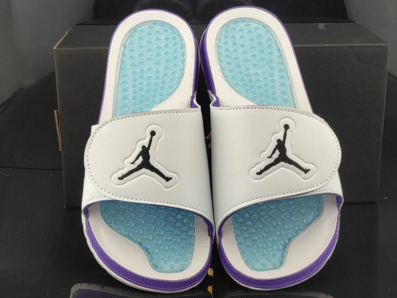 شبشب Air Jordan Slide أبيض وبنفسجي وأزرق مخضر بنعل داخلي مقبب 5