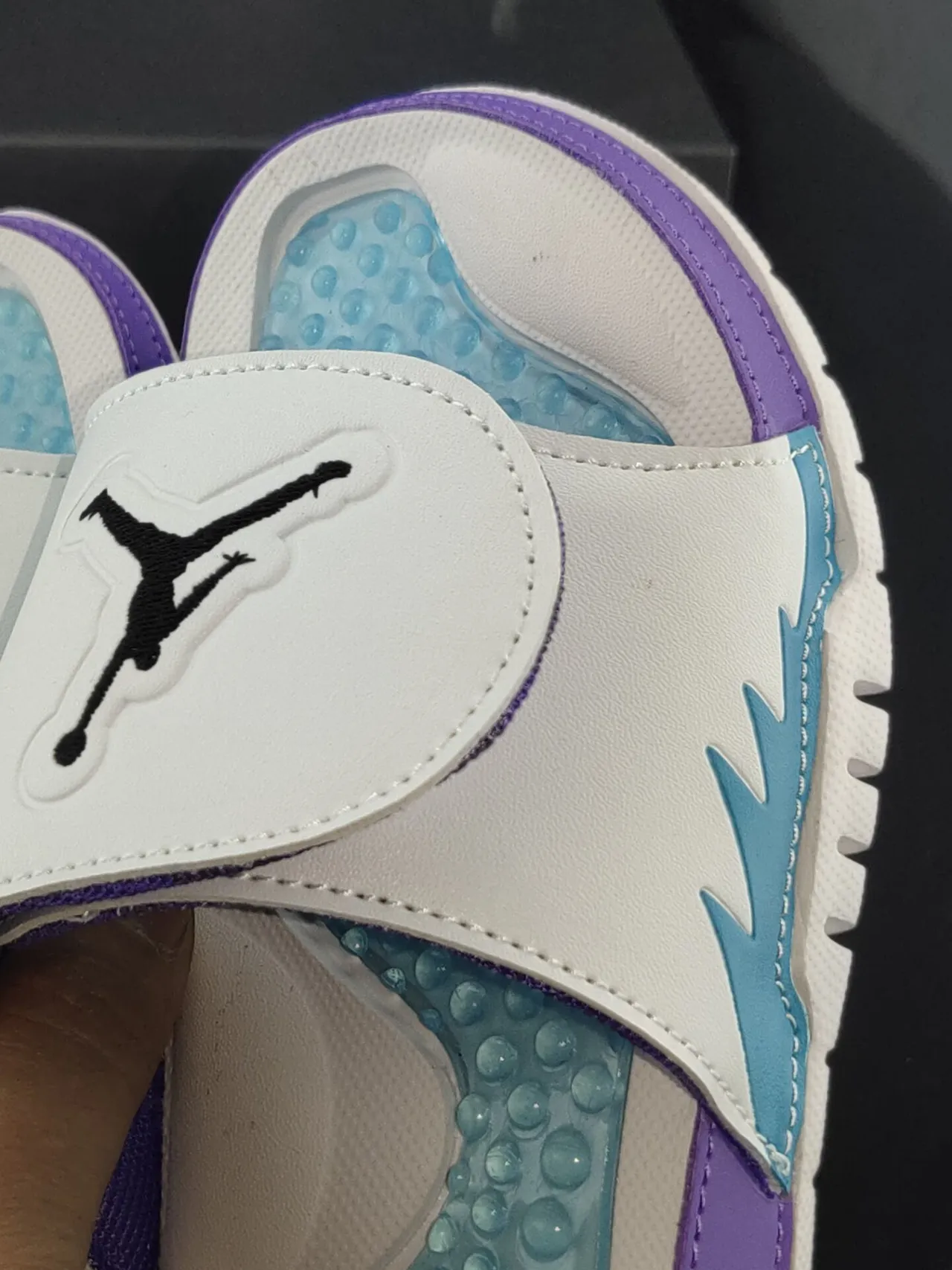 شبشب Air Jordan Slide أبيض وبنفسجي وأزرق مخضر بنعل داخلي مقبب 6