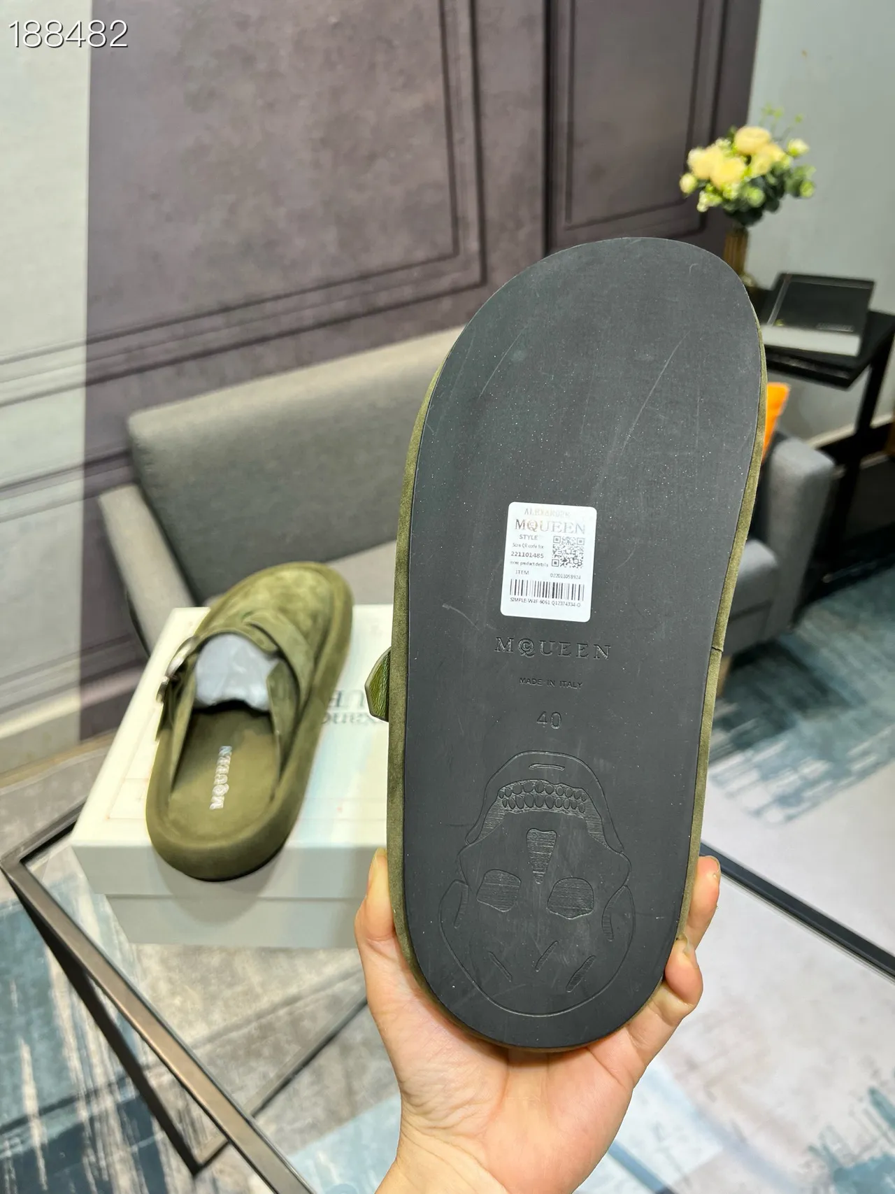 Alexander McQueen 军绿色银橄榄色麂皮超大号圆形金属扣休闲鞋 2