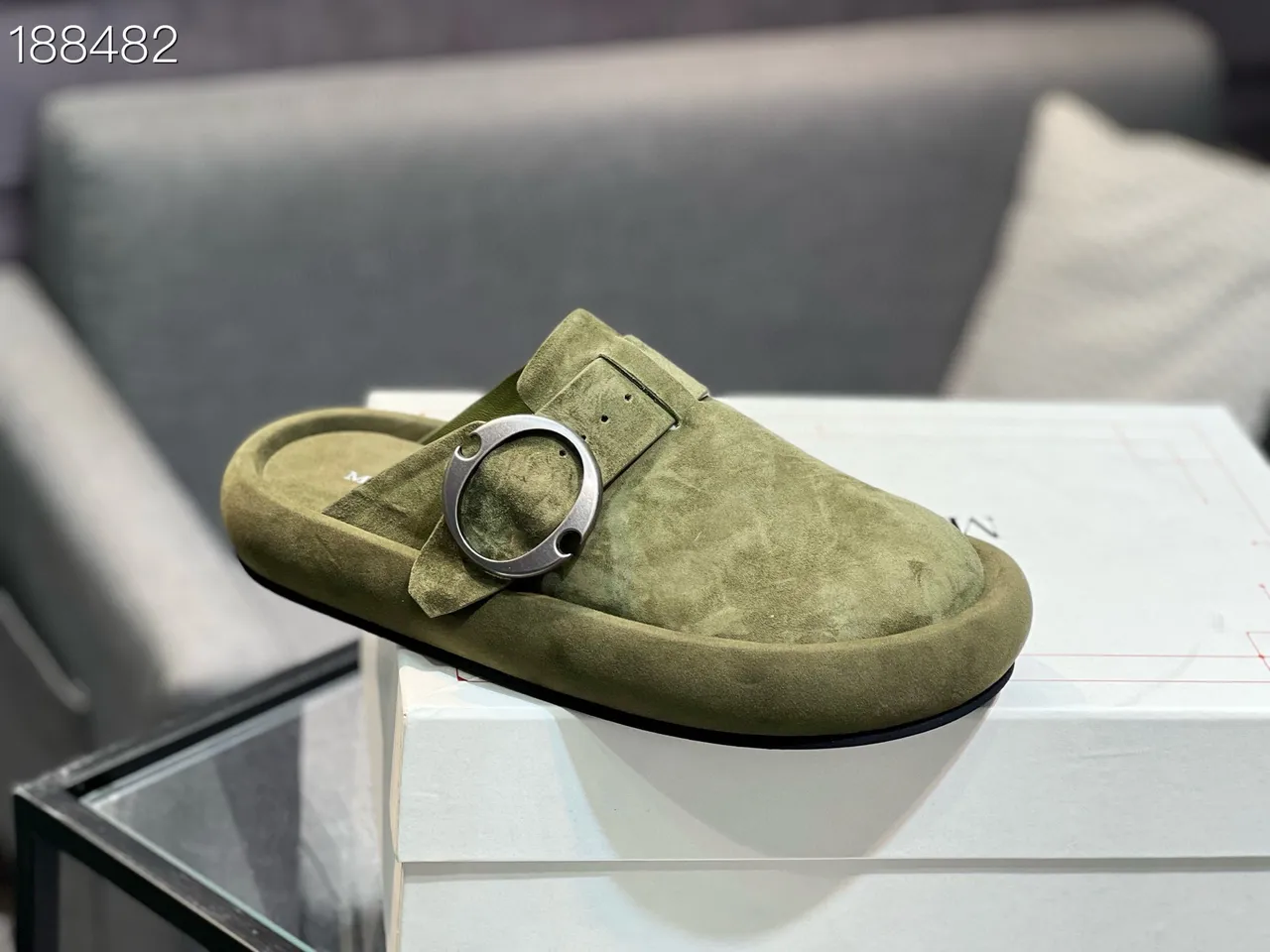 Alexander McQueen 军绿色银橄榄色麂皮超大号圆形金属扣休闲鞋 3