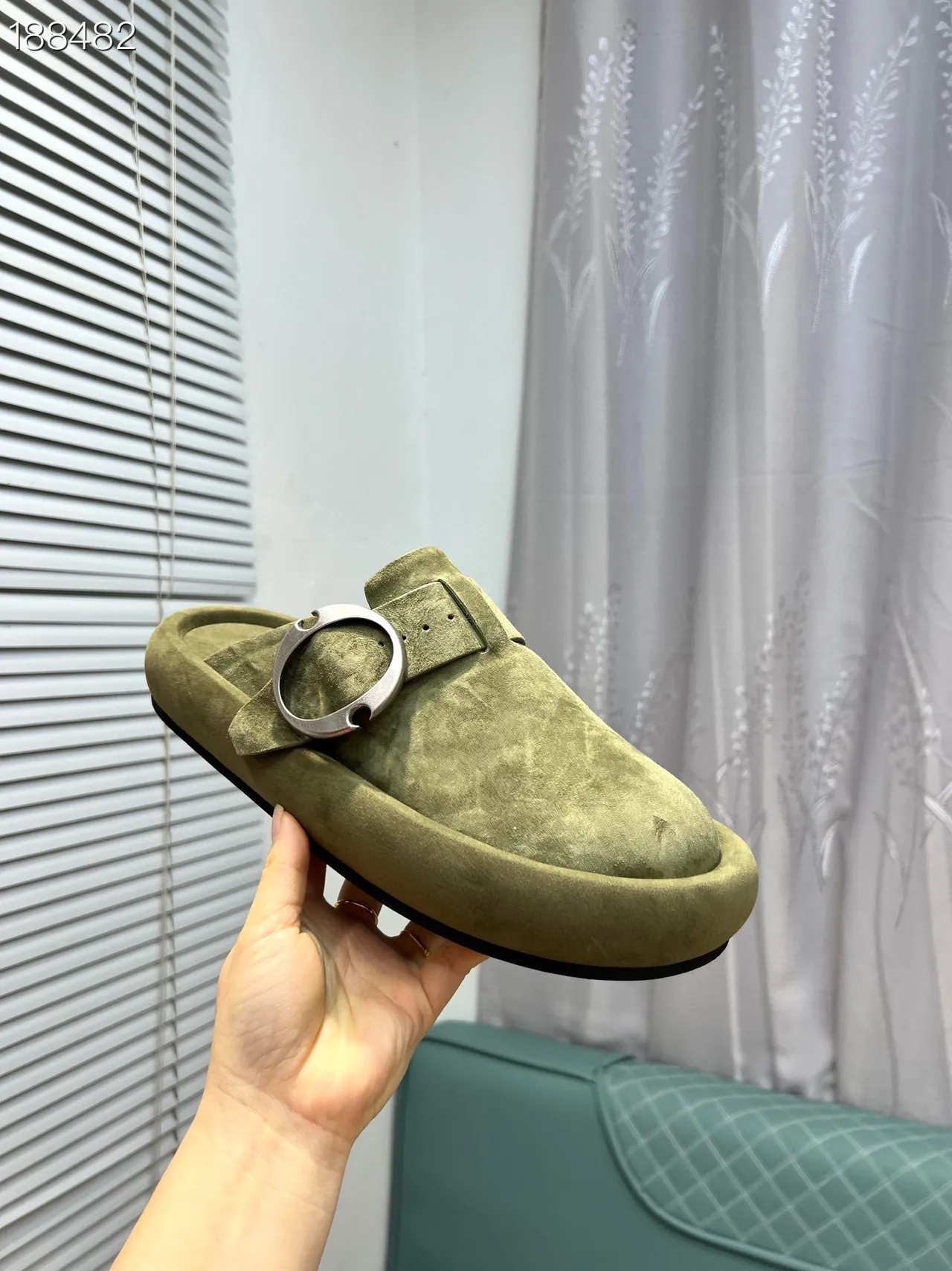 Alexander McQueen 军绿色银橄榄色麂皮超大号圆形金属扣休闲鞋 7