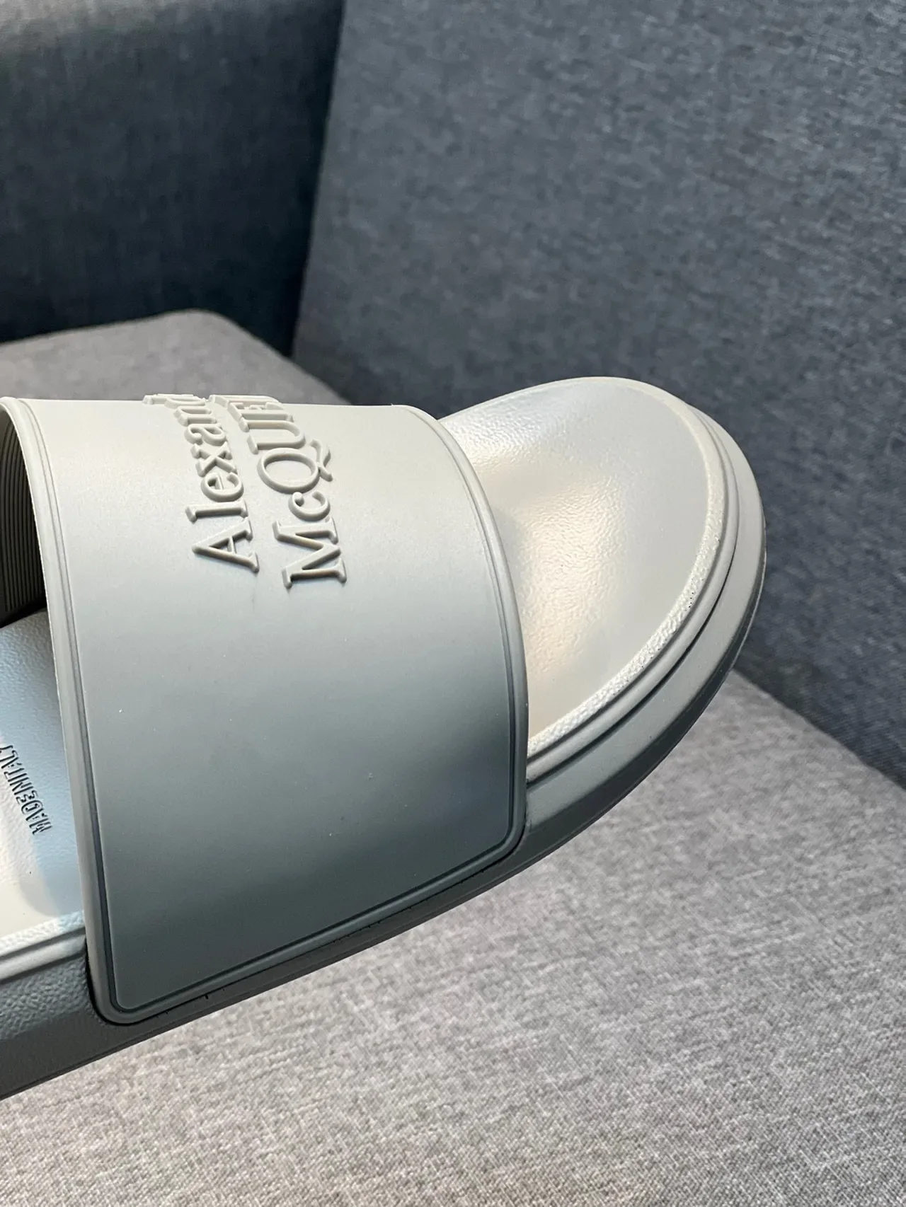 Alexander McQueen ग्रे मोल्डेड रबर सोल एम्बॉस्ड लोगो स्ट्रैप स्लिपर्स 3