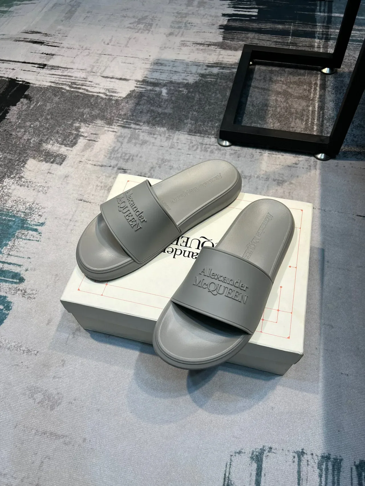 Alexander McQueen ग्रे मोल्डेड रबर सोल एम्बॉस्ड लोगो स्ट्रैप स्लिपर्स 4
