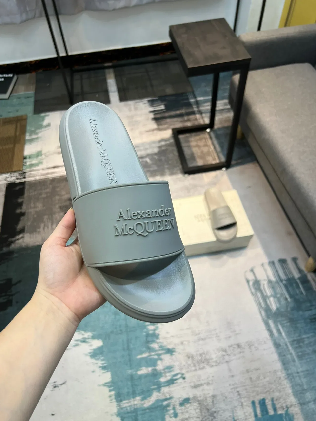 Alexander McQueen ग्रे मोल्डेड रबर सोल एम्बॉस्ड लोगो स्ट्रैप स्लिपर्स 6