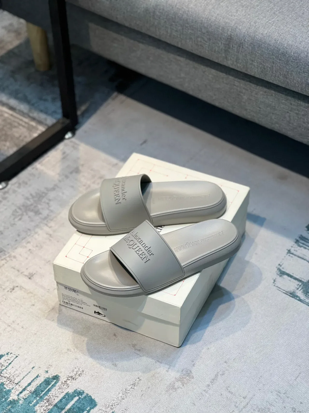 Alexander McQueen ग्रे मोल्डेड रबर सोल एम्बॉस्ड लोगो स्ट्रैप स्लिपर्स 7