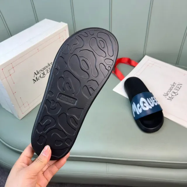 Alexander McQueen Logo Print Navy and Black 拖鞋 3