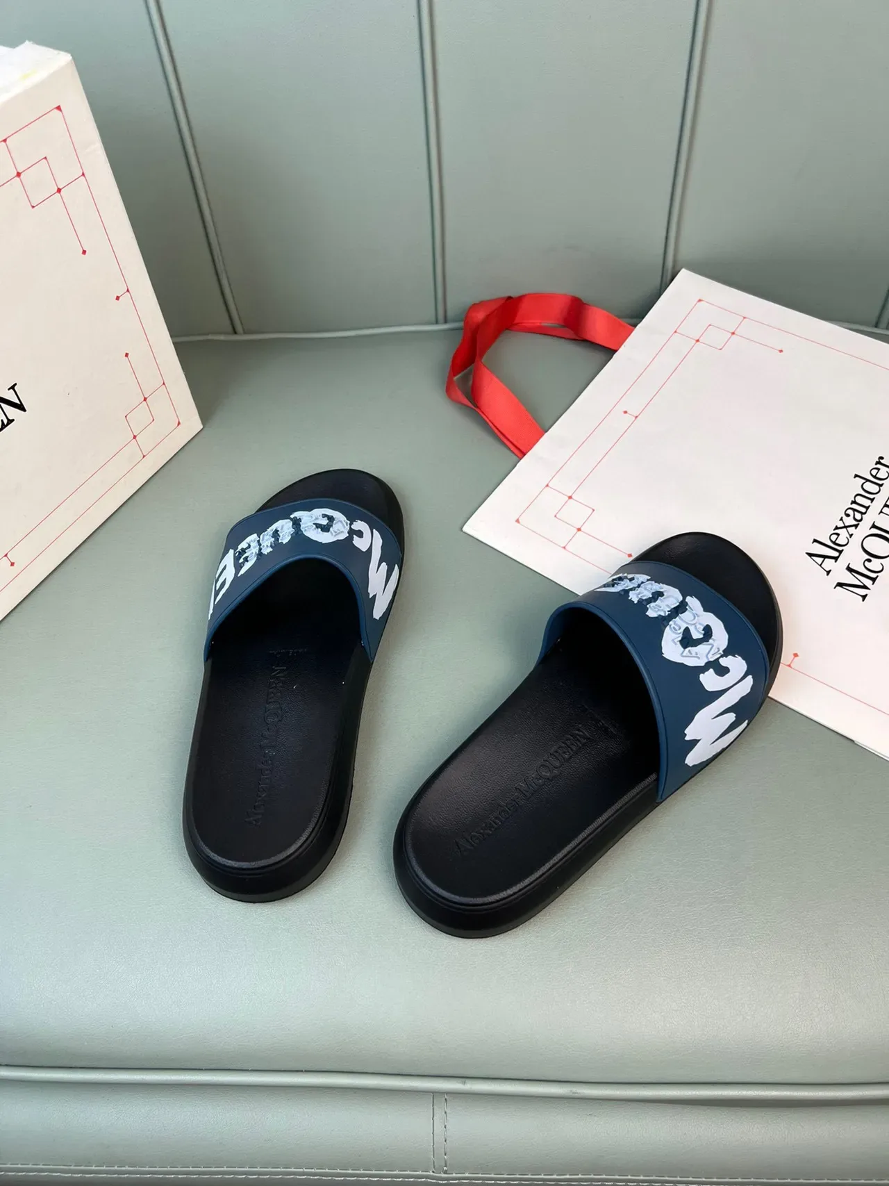 Alexander McQueen Logo Print Navy and Black 拖鞋 4