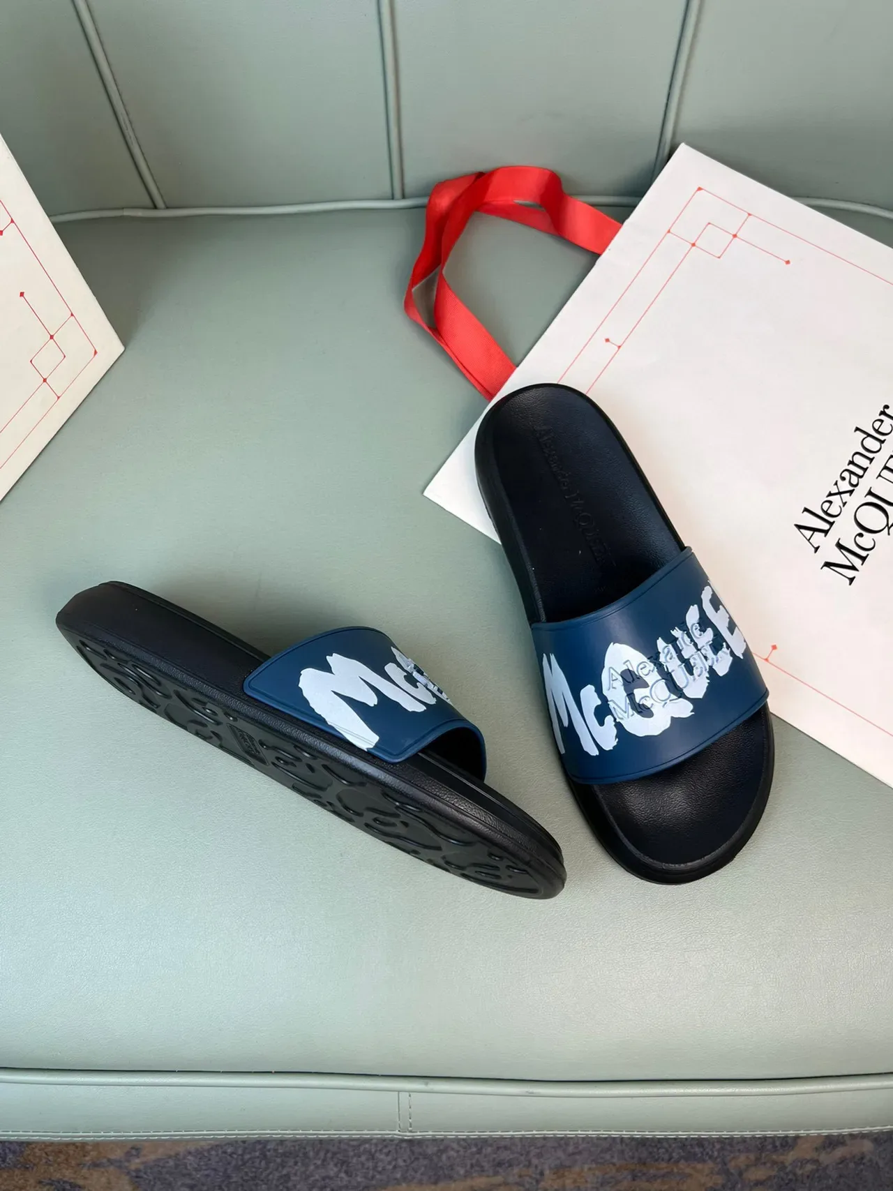 Alexander McQueen Logo Print Navy and Black 拖鞋 5