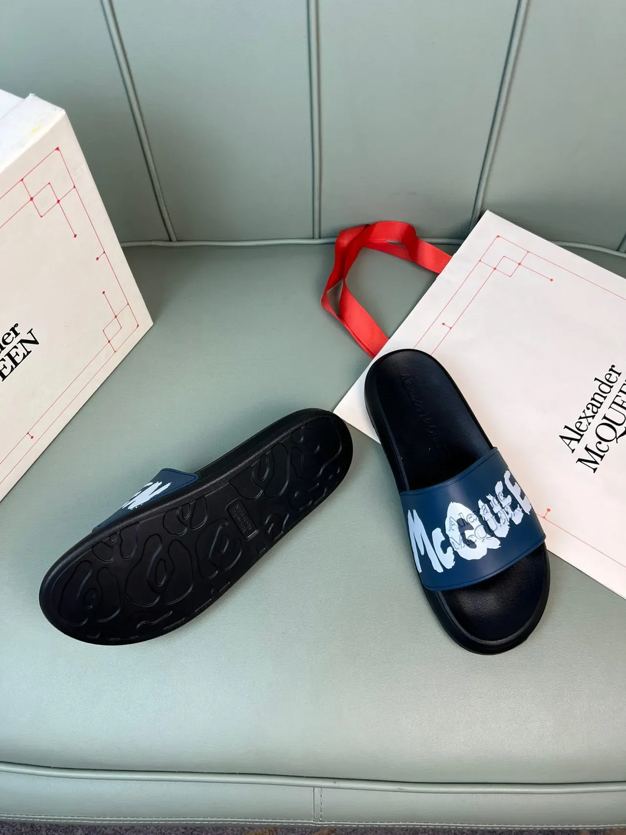 Alexander McQueen Logo Print Navy and Black 拖鞋 6
