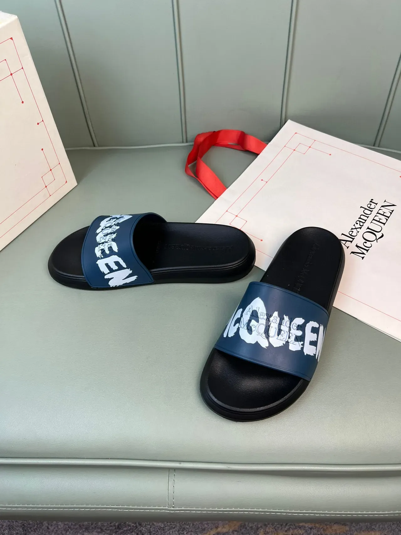 Alexander McQueen Logo Print Navy and Black 拖鞋 7