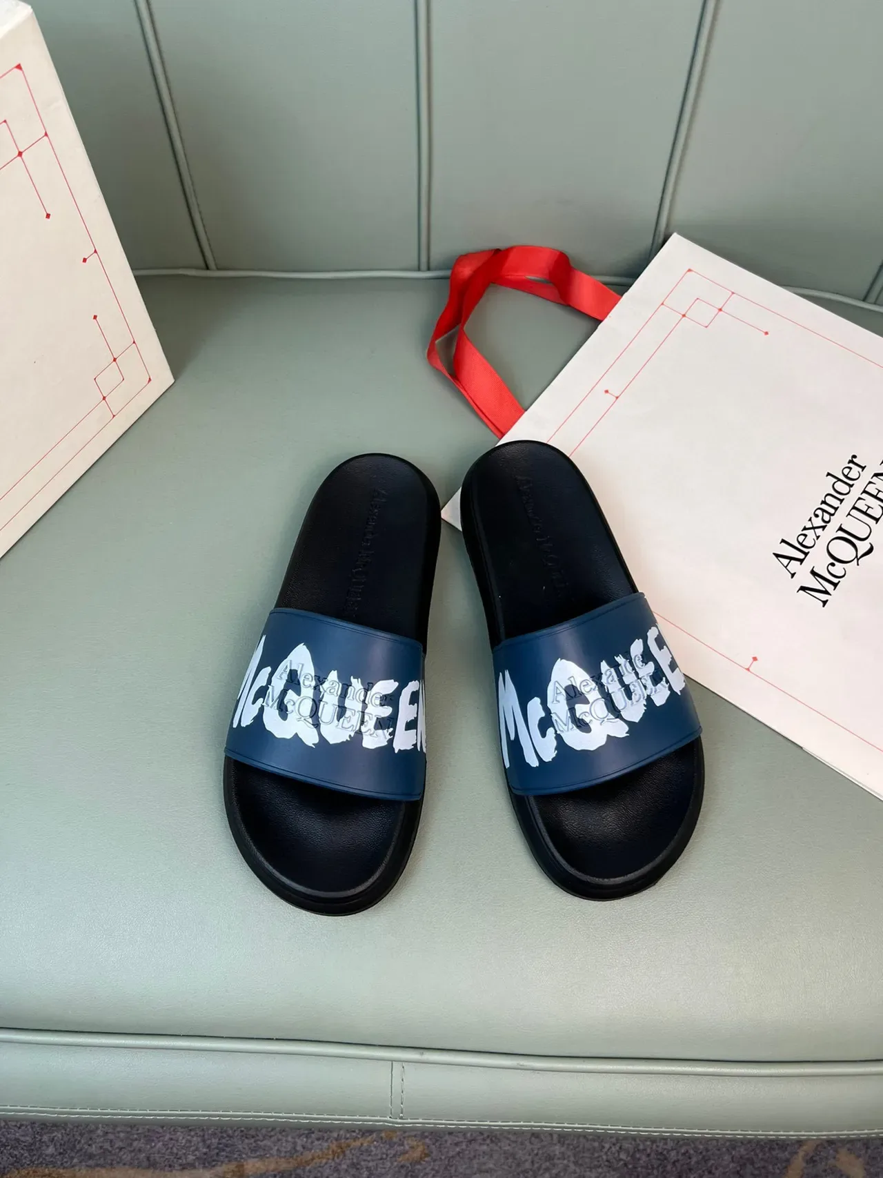 Alexander McQueen Logo Print Navy and Black 拖鞋 8