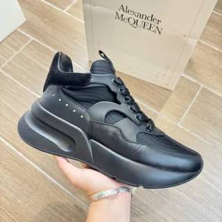 Alexander McQueen ओवरसाइज्ड काला चंकी स्नीकर