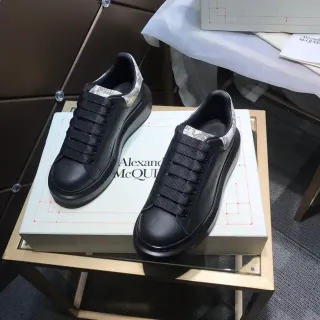 Alexander McQueen Oversized काला सफेद प्लेटफॉर्म सोल एलास्टिक स्ट्रैप लेसिंग लाइफस्टाइल स्नीकर