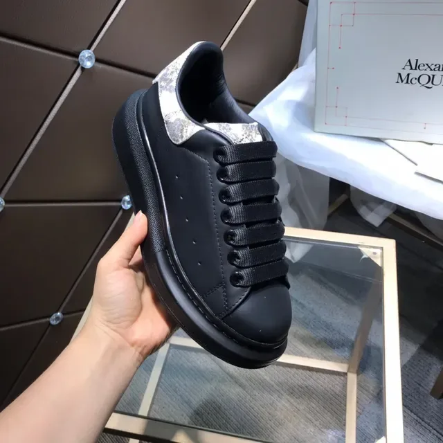 Alexander McQueen Oversized Sneaker Noir Blanc Semelle Plataforma Sangle Élastique Lacets Lifestyle Sneakers 2