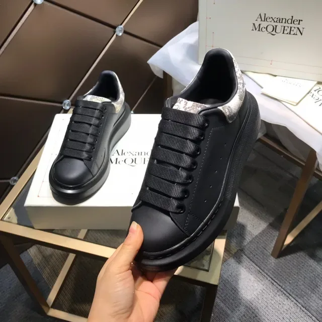 Alexander McQueen Oversized Sneaker Noir Blanc Semelle Plataforma Sangle Élastique Lacets Lifestyle Sneakers 3
