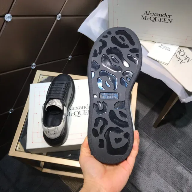 Alexander McQueen Oversized Sneaker Noir Blanc Semelle Plataforma Sangle Élastique Lacets Lifestyle Sneakers 4